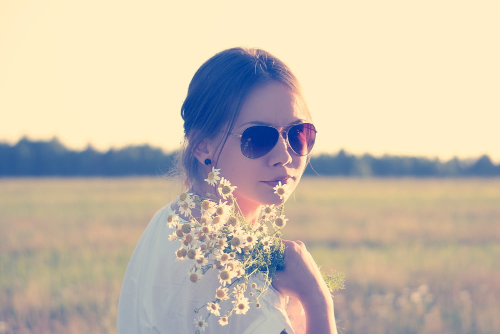 白い花束を持つ女性