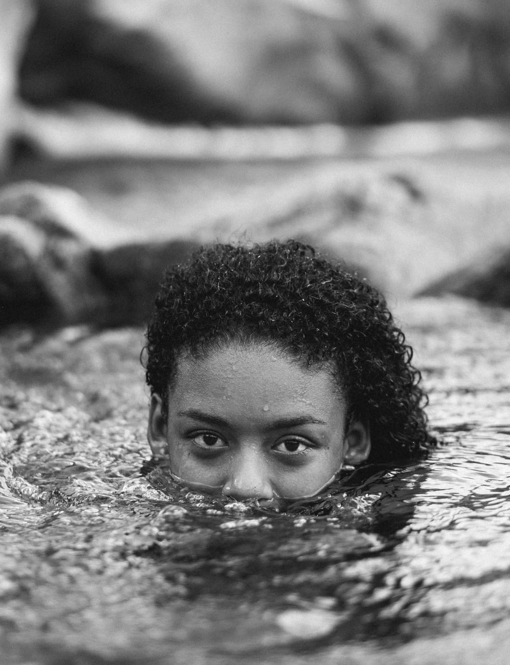 Frau mit der Hälfte ihres Gesichts unter Wasser