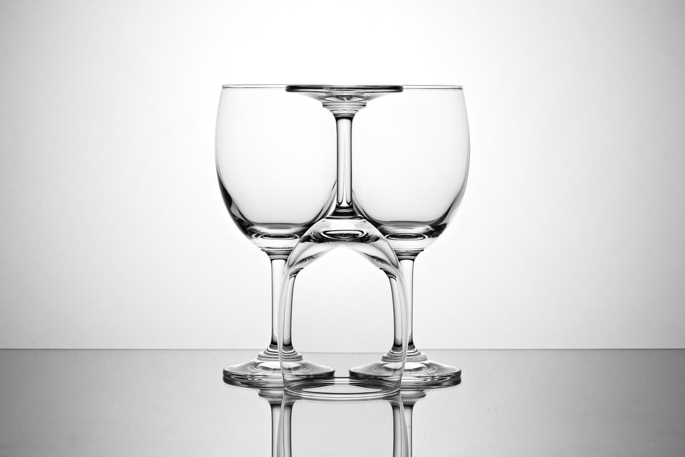 透明なガラスのワインゴブレットのペア