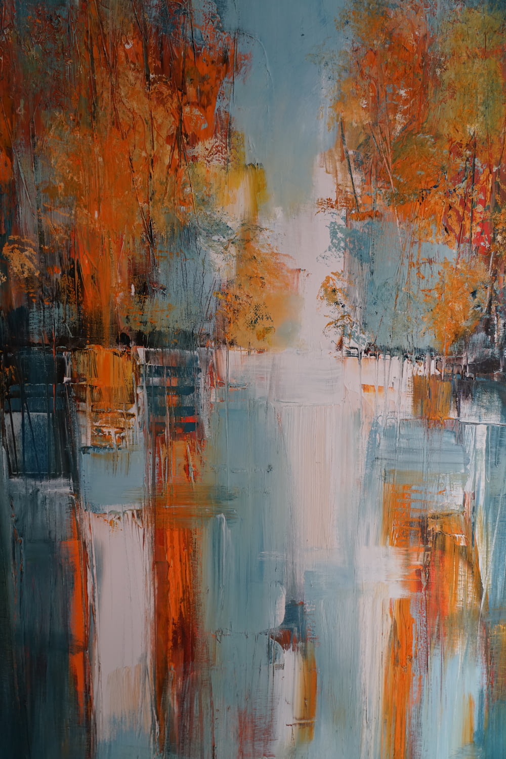 pintura abstrata laranja, branca e azul-marinho