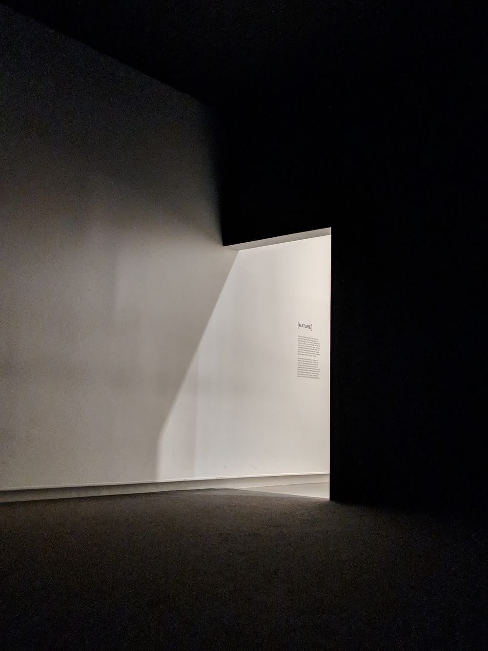 벽을 통해 들어오는 빛이 있는 빈 방