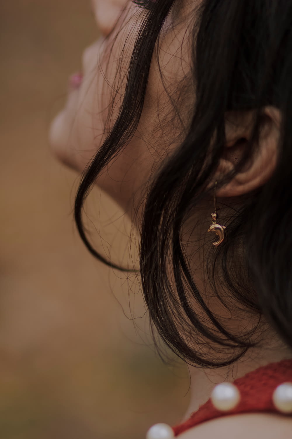 woman wearing gold diamond stud earring
