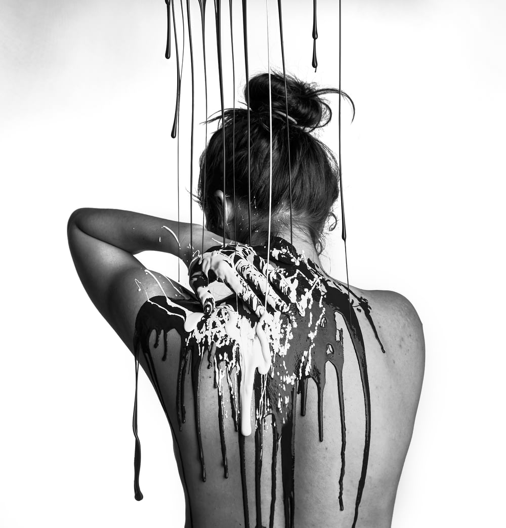 Graustufenfotografie von Frau beim Duschen