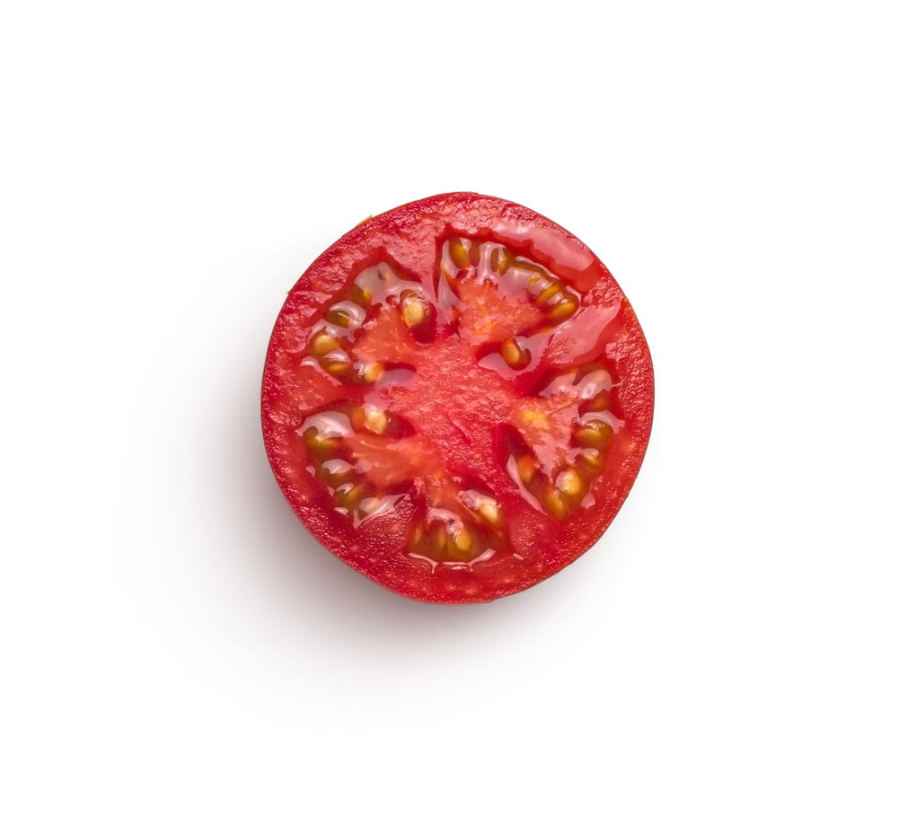 白い表面に半分に切ったトマト