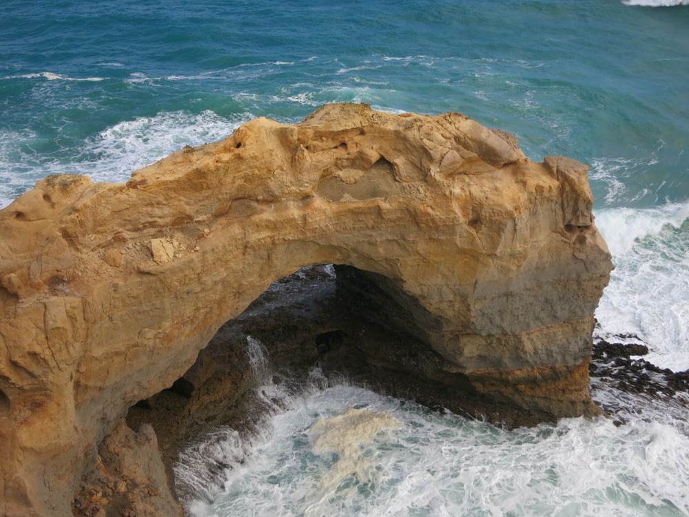 Formación rocosa en el mar