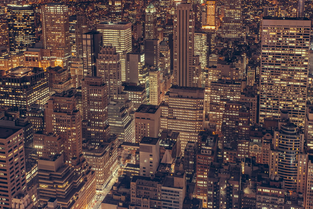 照明のある都市の建物の航空写真