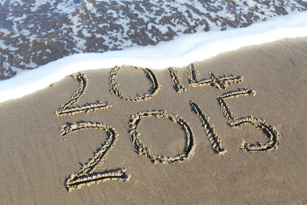 낮에는 2014 년과 2015 년 텍스트가있는 해변 해안 에칭