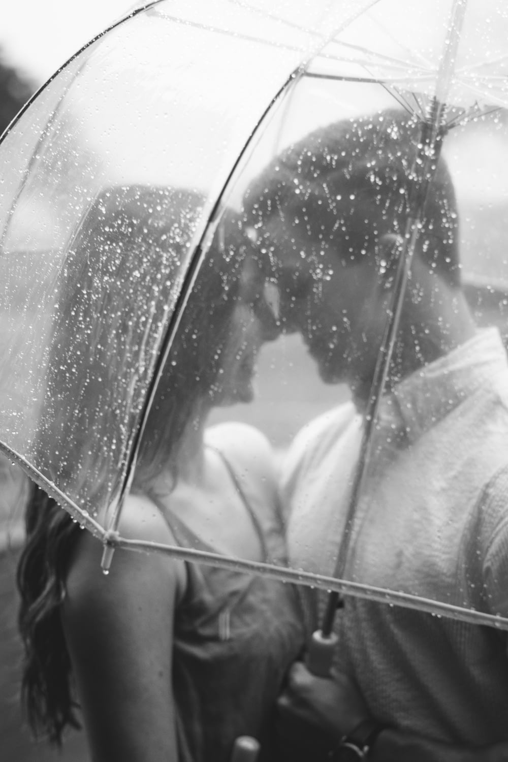 Casal sob guarda-chuva claro