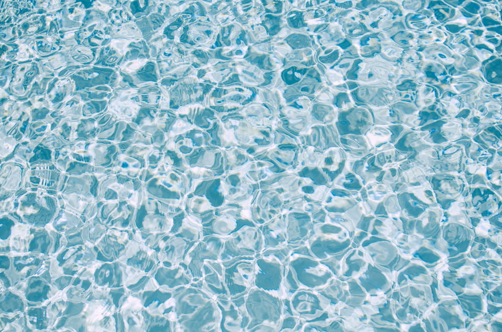 맑고 푸른 물과 거품이 있는 수영장