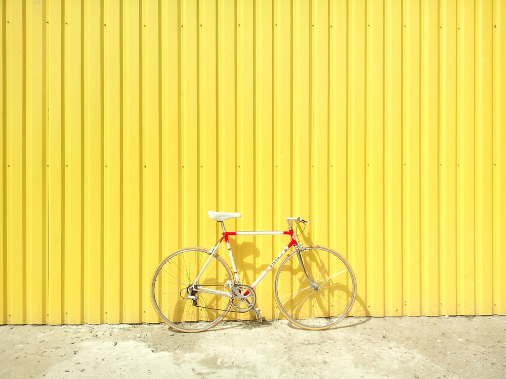 Weiß-rotes Hardtail-Bike auf gelber Wand