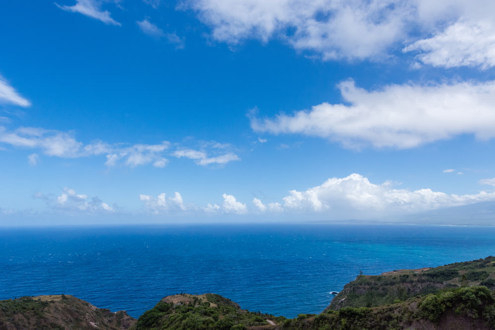 산 파노라마 사진 근처 바다 위의 푸른 구름