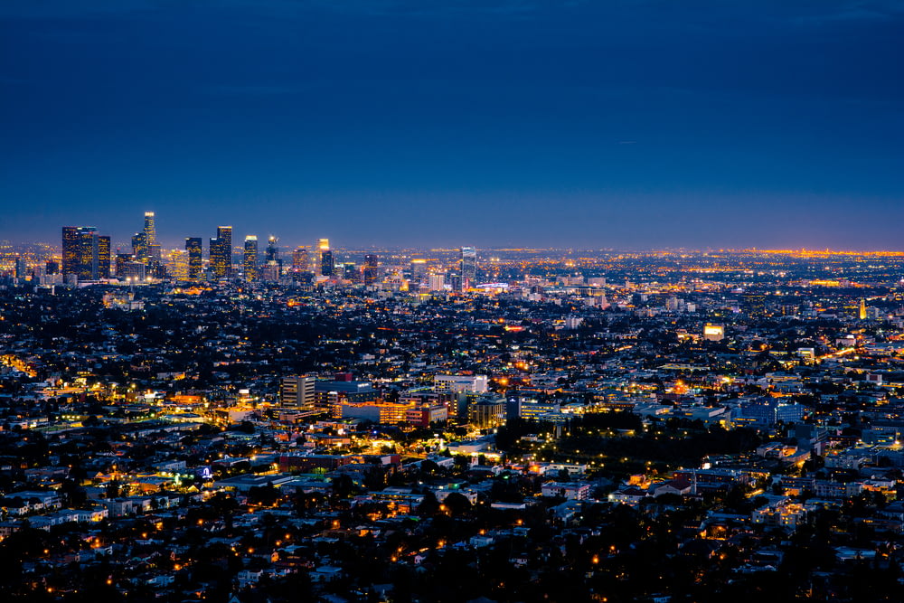 fotografia aérea da paisagem urbana à noite