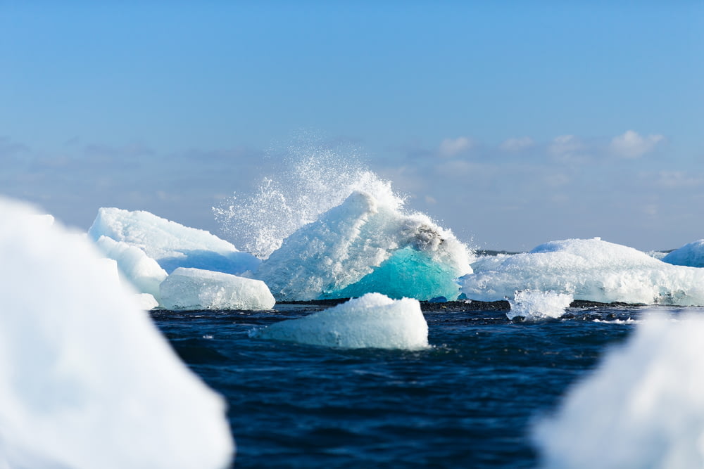 Icebergs flottant sur un plan d’eau pendant la journée