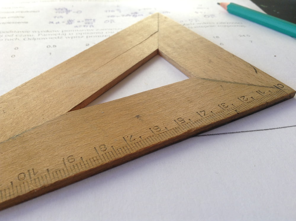 Régua de triângulo de madeira marrom