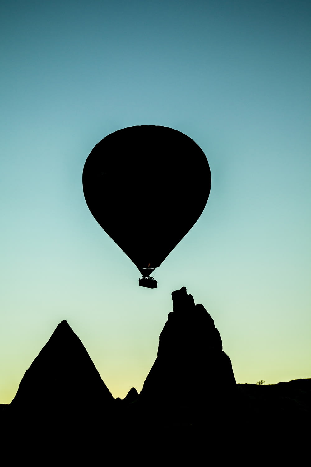 silhouette di mongolfiera che vola sopra la formazione rocciosa