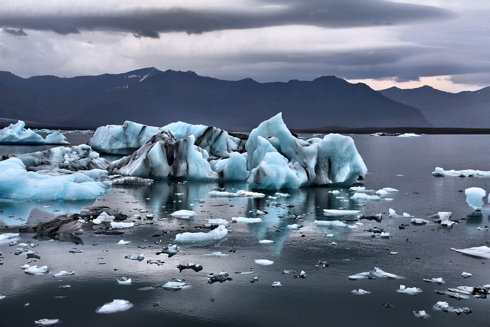 iceberg no corpo de água