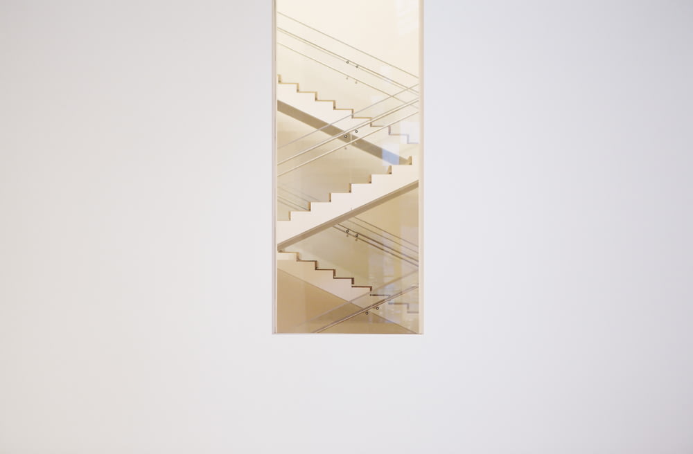 Peinture d’escaliers avec cadre en bois blanc