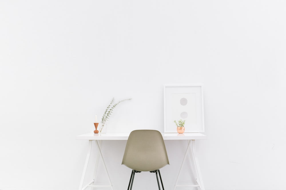weißer Holztisch neben braunem Stuhl