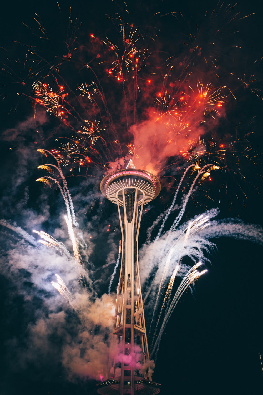 Space Needle, Seattle cercada por fogos de artifício