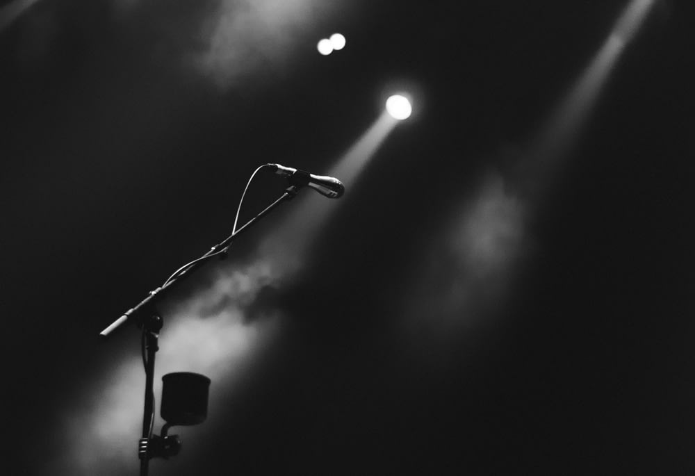 foto do microfone no palco nebuloso