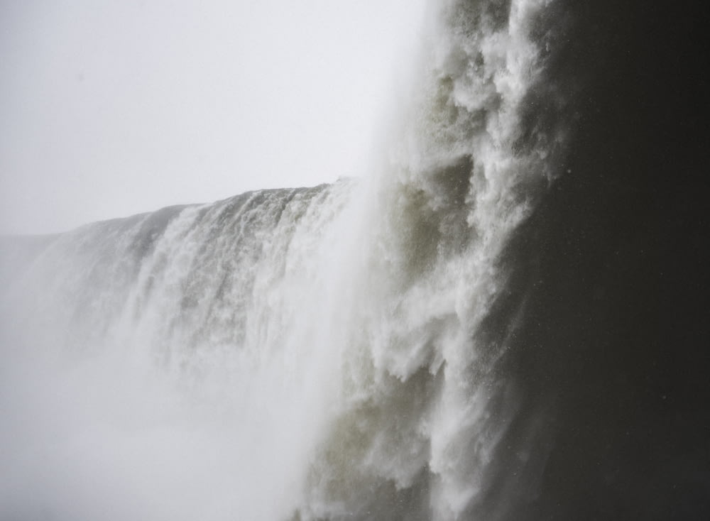 photographie de paysage de chutes d’eau