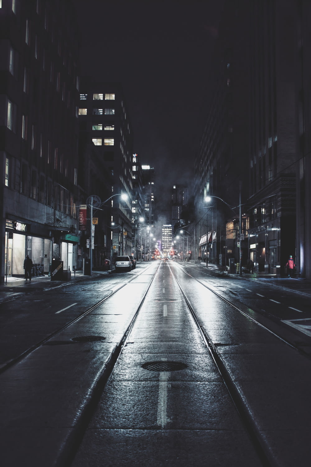 estrada vazia na cidade durante a noite