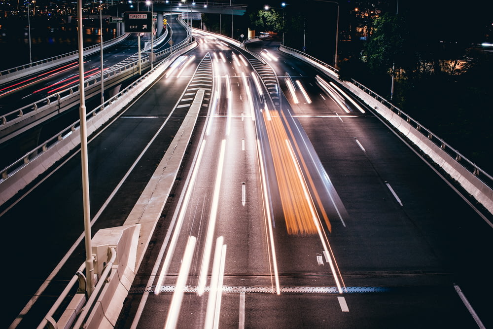 Fotografia timelapse delle strade durante la notte