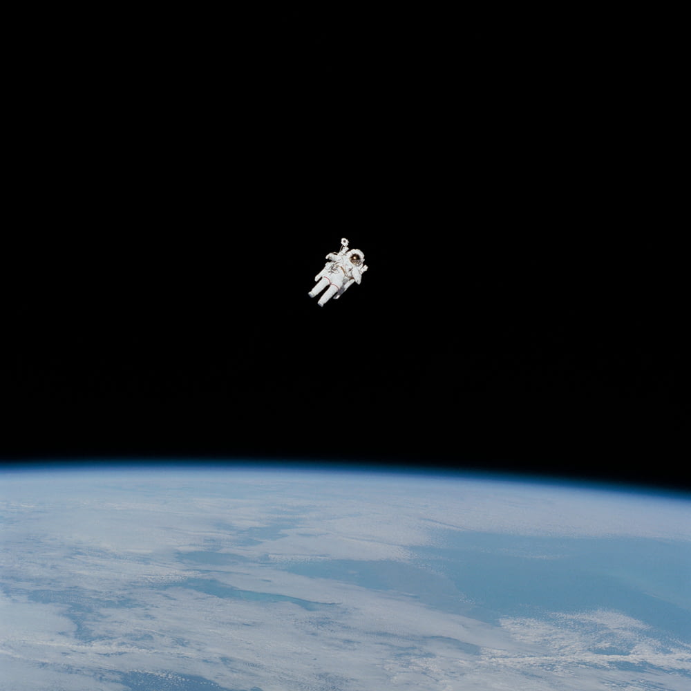astronaute en combinaison spatiale flottant dans l’espace
