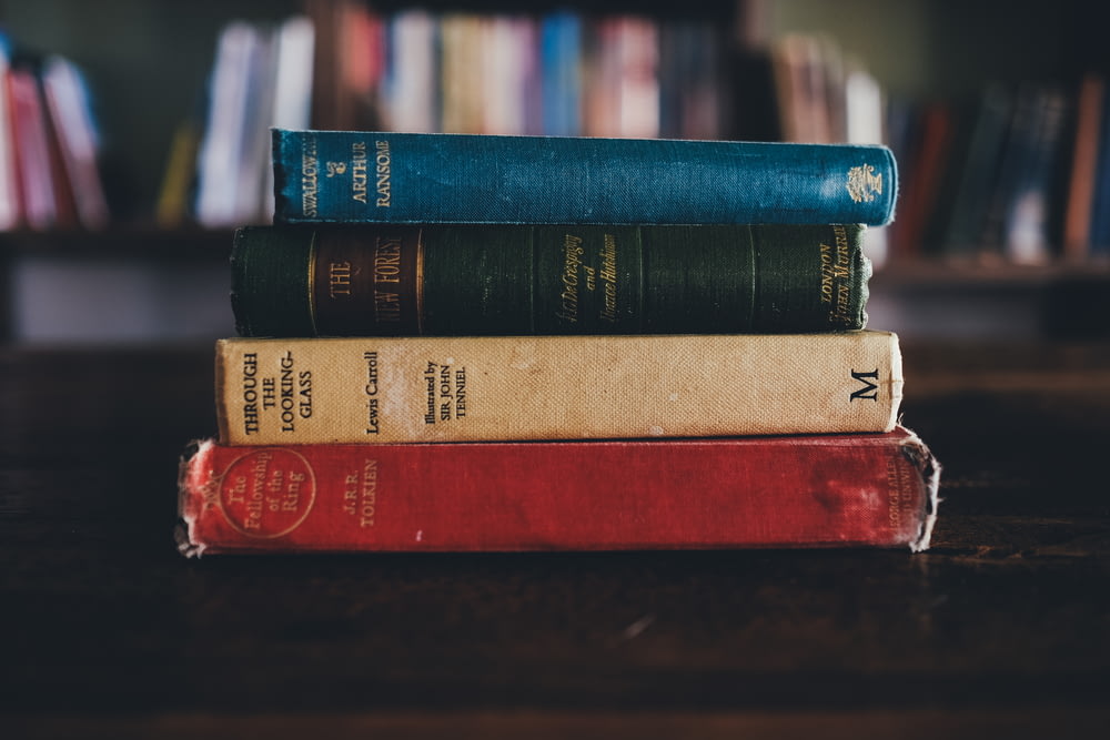 Quattro libri di lettura assortiti su superficie marrone