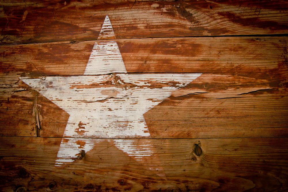 Bordo di stampa a stella in legno marrone e bianco