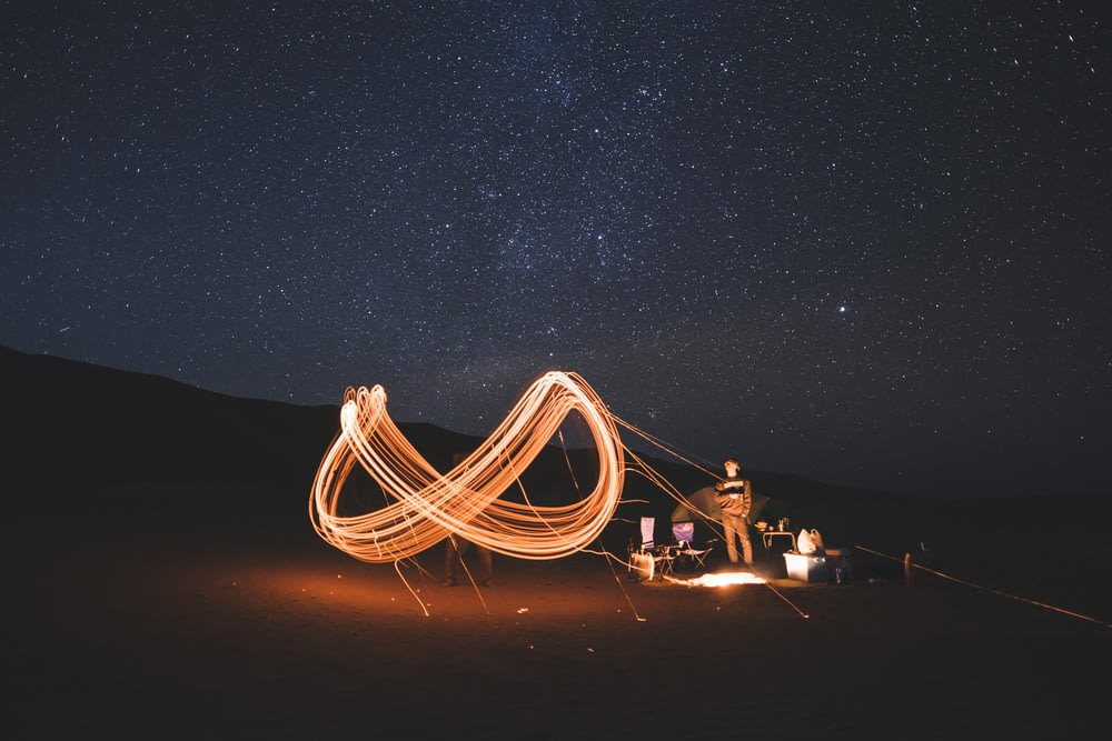 Zeitrafferfotografie von Stahlwollefeuer, das nachts tanzt