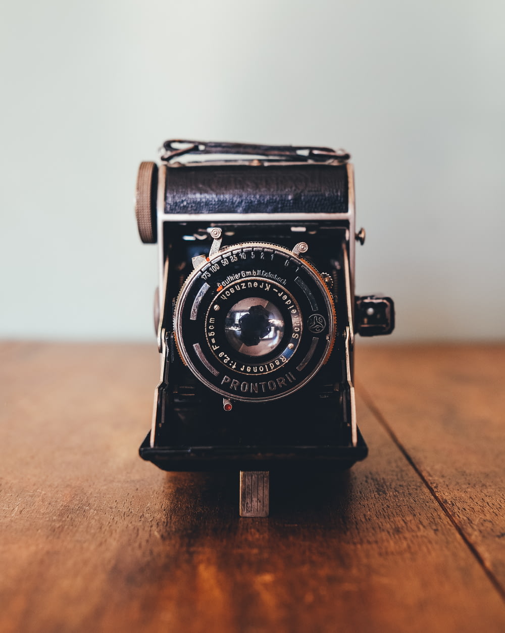 fotocamera Prontor II nera su tavola di legno marrone