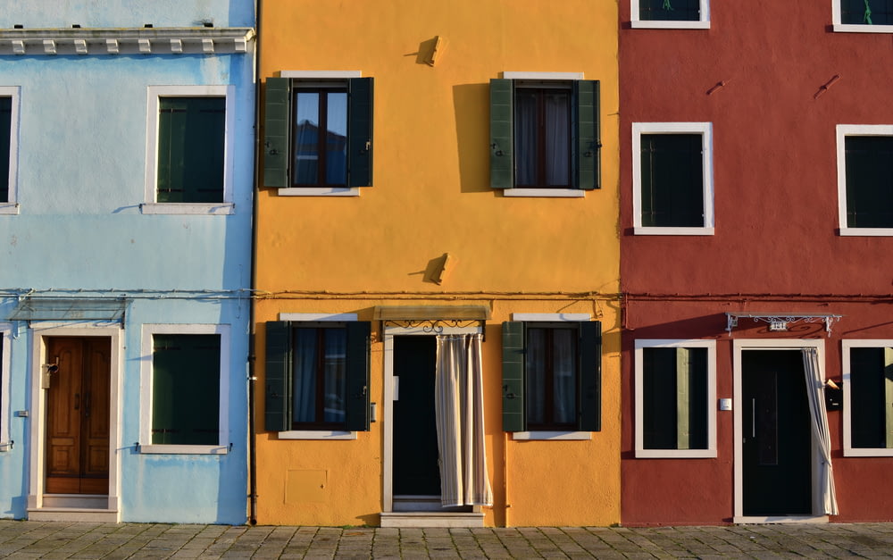 fotografia minimalista de portas e janelas abertas de edifícios coloridos