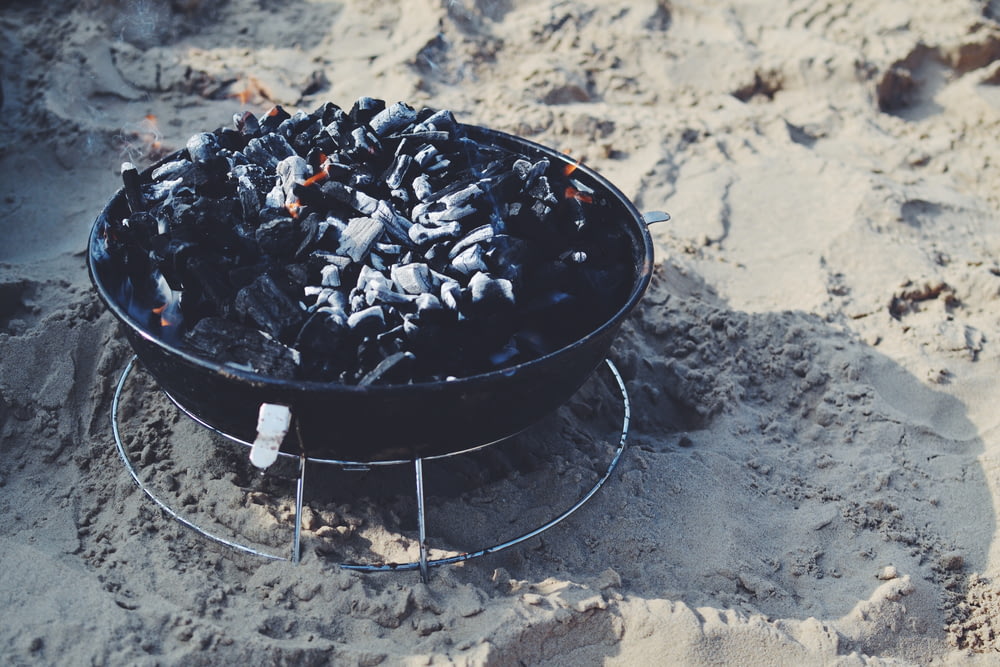 Pozo de fuego negro sobre arena
