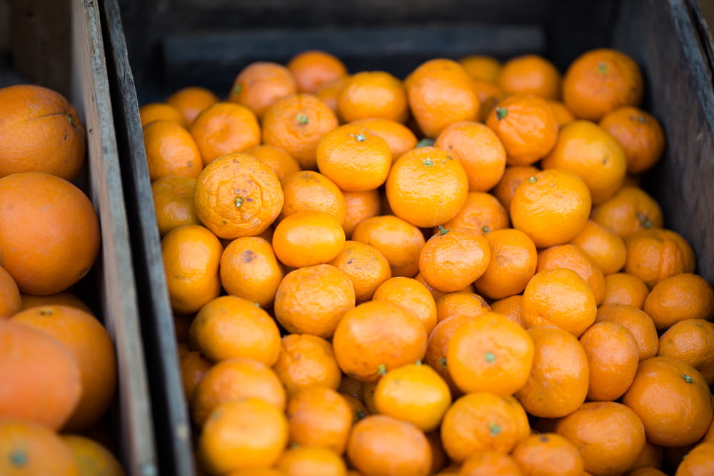 Lotto di arance su cassa di legno