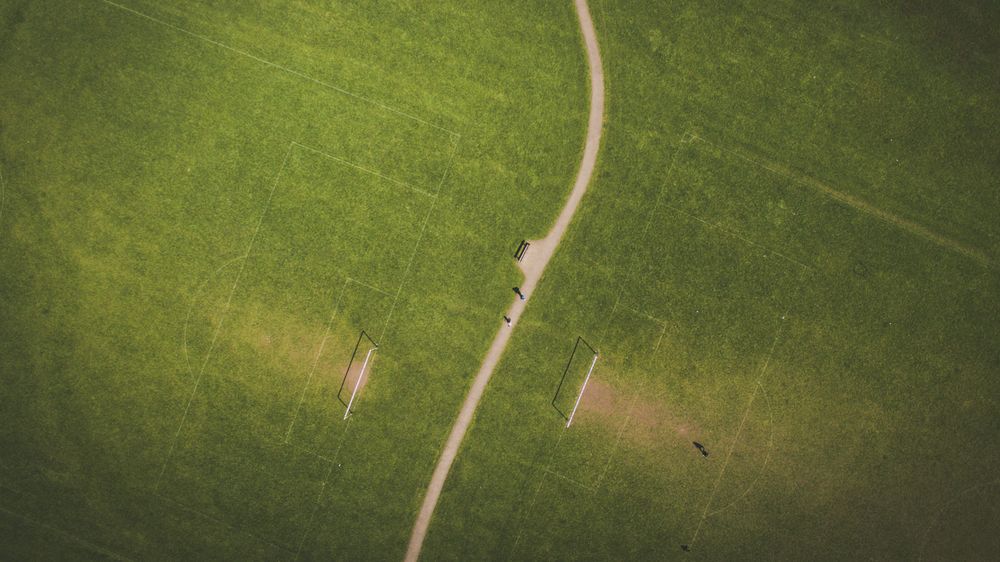 Fotografía de vista aérea de un campo de fútbol