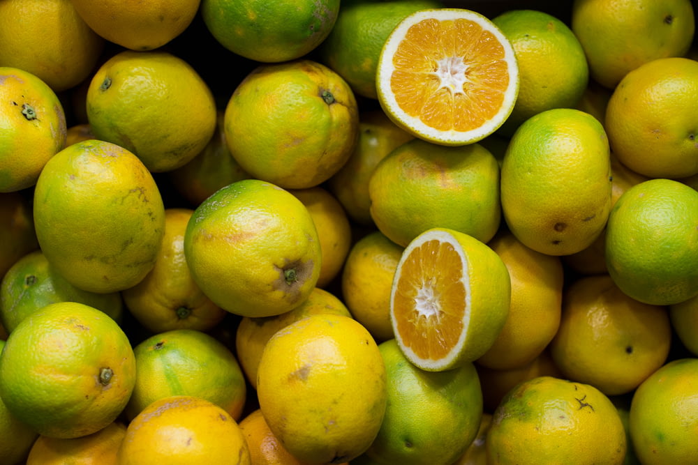limones verdes en rodajas