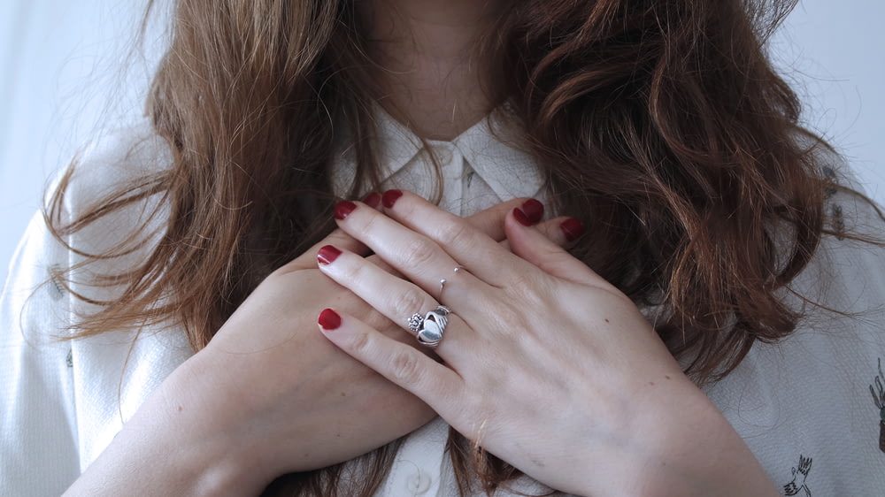 mujer con anillo de color plateado