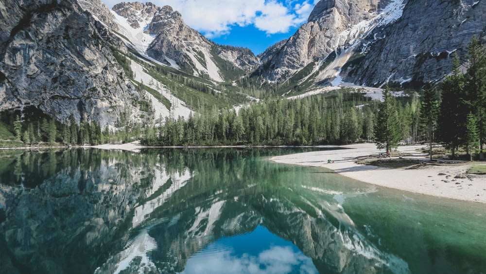 photographie de paysage de lac et de montagne