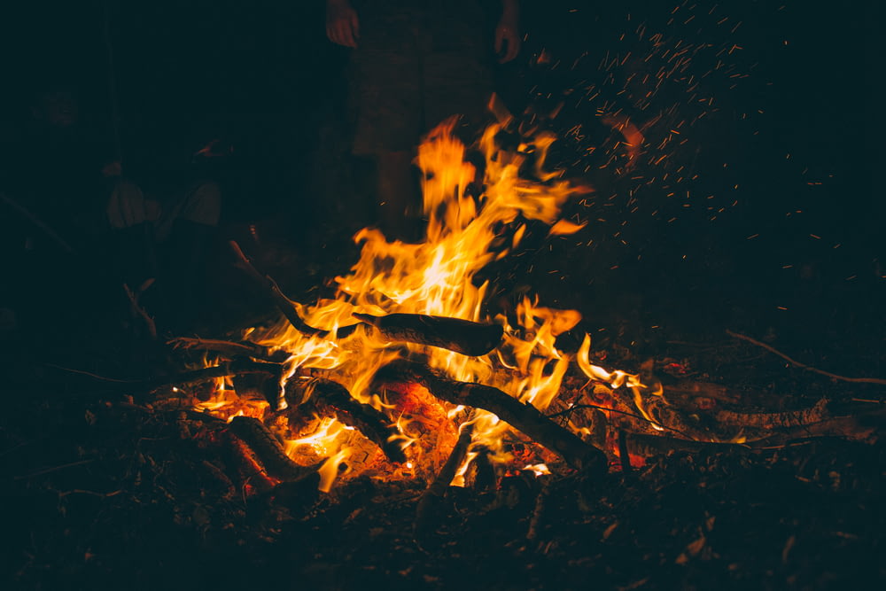 queimando lenha à noite
