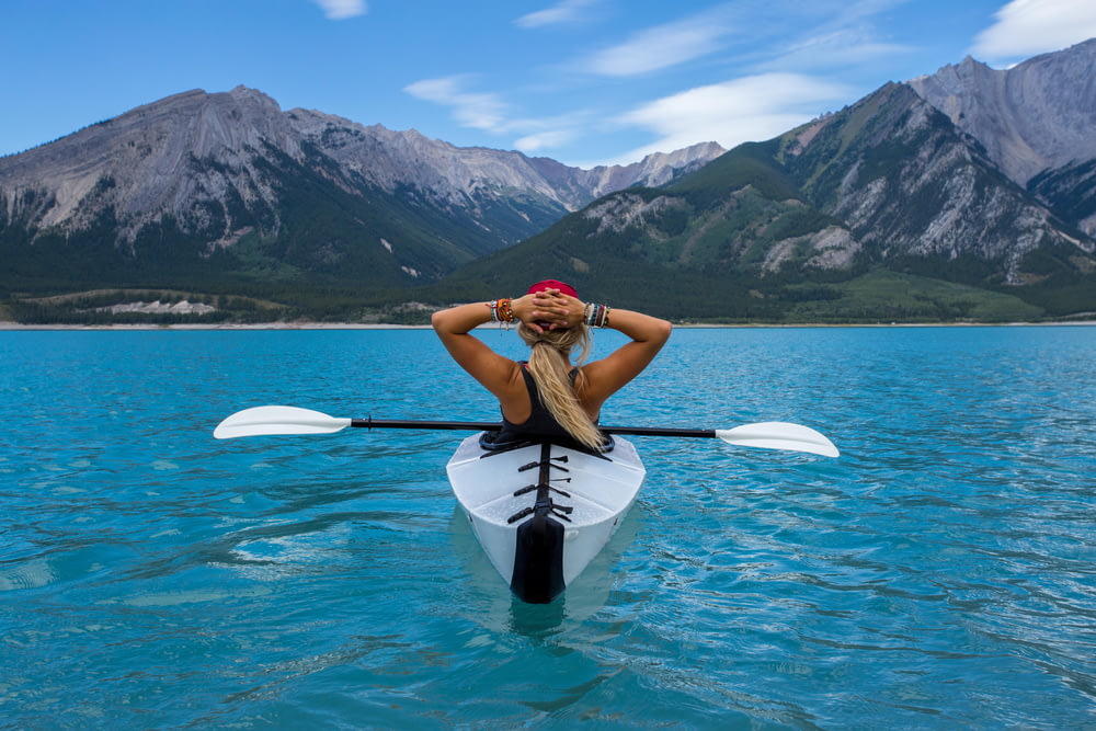 donna che cavalca kayak in mezzo al mare