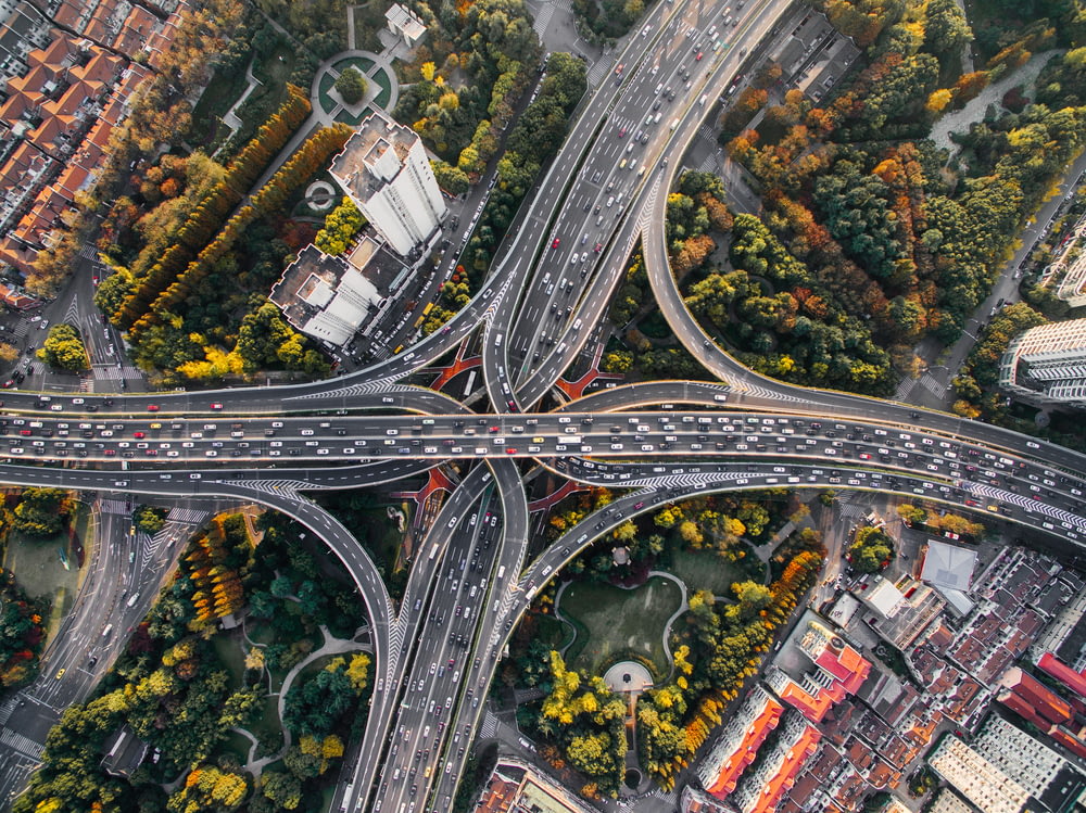 Fotografía aérea de carreteras de hormigón