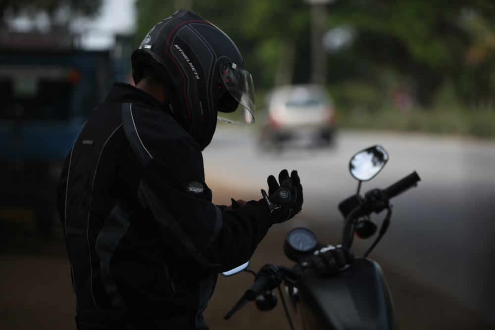 Foto de enfoque selectivo de hombre con traje de motocicleta