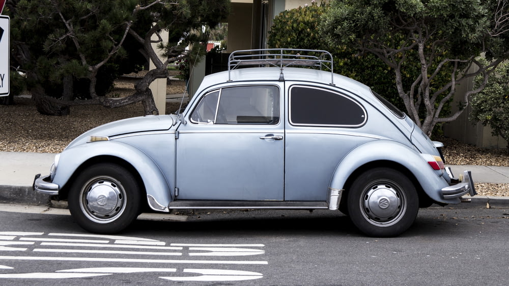 Volkswagen Beetle azul en la carretera