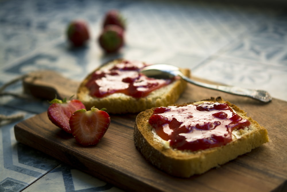 딸기 잼을 곁들인 빵 사진
