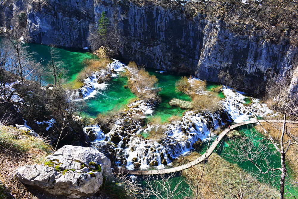 Photo aérienne d’un pont près d’une formation rocheuse