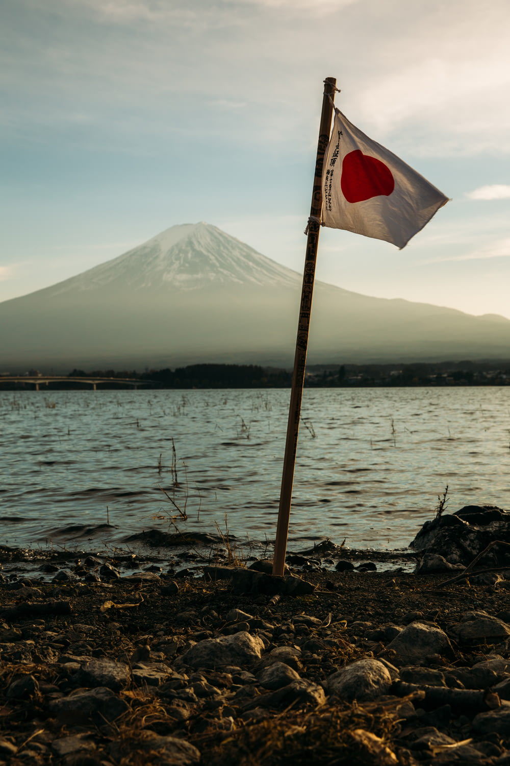 Bandera de Japón montada cerca de un cuerpo de agua