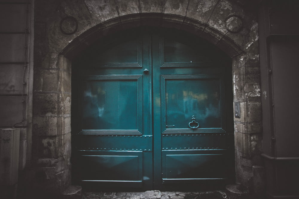 porta de arco duplo de madeira azul s
