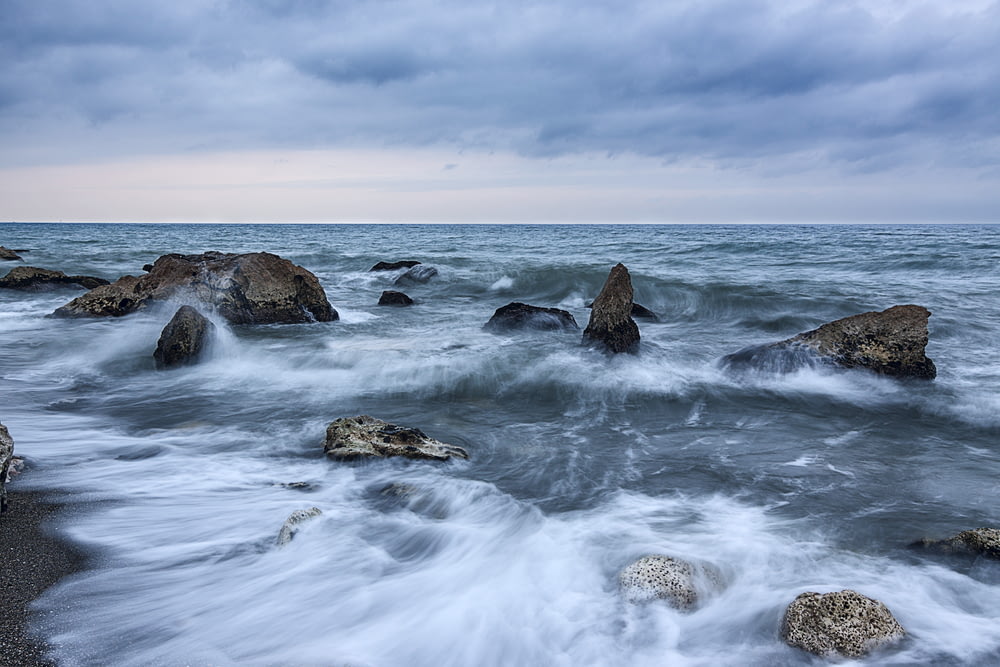 Foto einer tanzenden Welle mit Felsen
