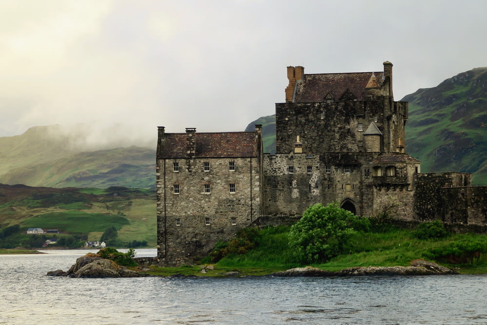 Castelo cinzento na costa